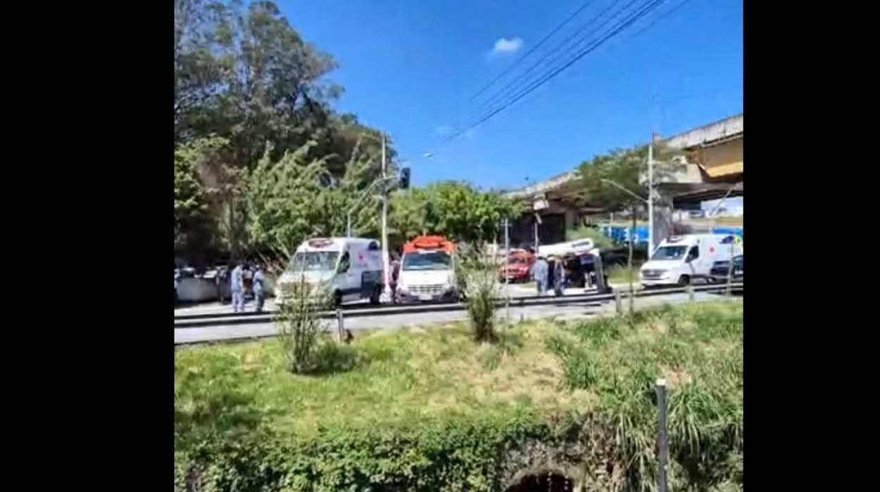 Ambulância capota após colisão com carro de passeio em São Bernardo