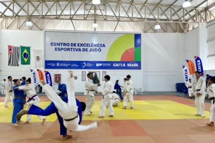 Ação com medalhista olímpico, na Arena Caixa de São Bernardo, prepara alunos das escolas de judô