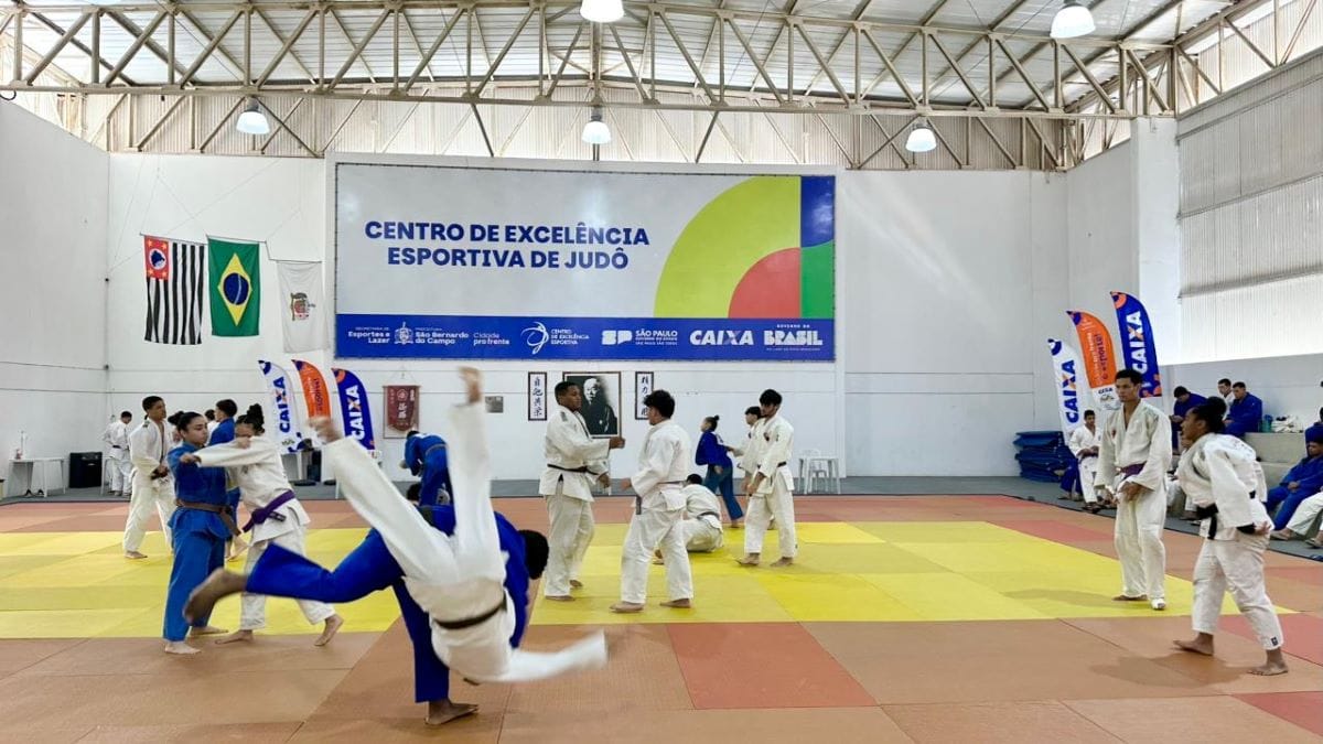 Ação com medalhista olímpico, na Arena Caixa de São Bernardo, prepara alunos das escolas de judô