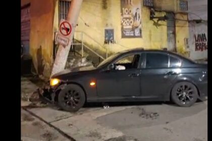 Homem abandona veículo após colidir contra poste em São Bernardo