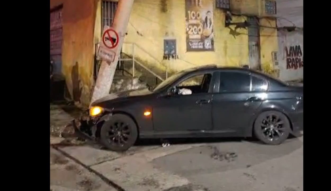 Homem abandona veículo após colidir contra poste em São Bernardo