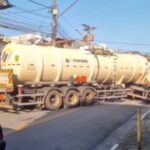 Caminhão bitrem-tanque trava rua residencial no Jardim do Lago, em São Bernardo