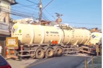 Caminhão bitrem-tanque trava rua residencial no Jardim do Lago, em São Bernardo