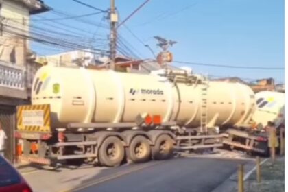 Caminhão bitrem-tanque trava rua residencial no Jardim do Lago, em São Bernardo