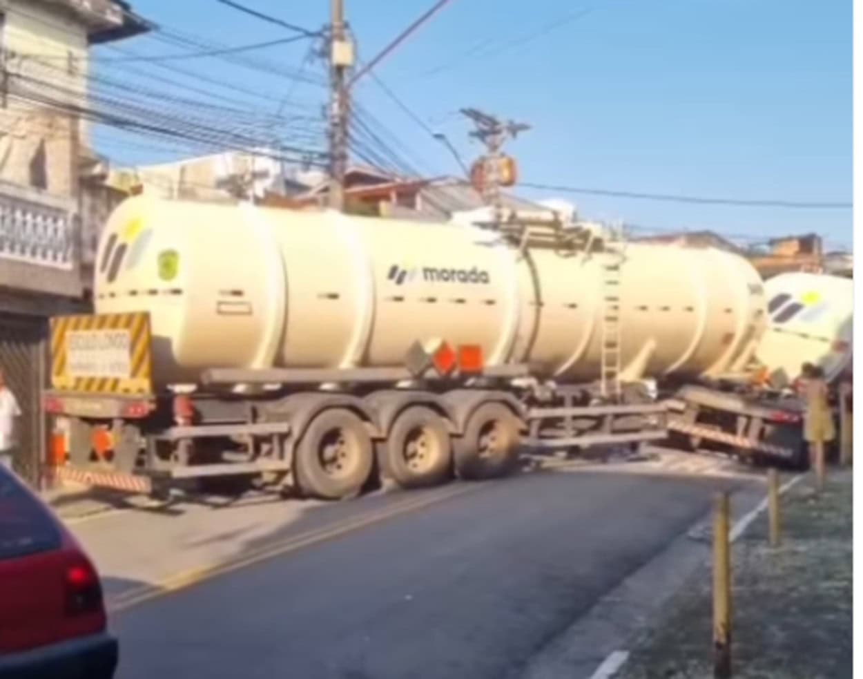 Caminhão bitrem-tanque trava rua residencial no Jardim do Lago, em São Bernardo