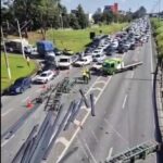 Carga espalhada interdita parcialmente a Via Anchieta em São Bernardo