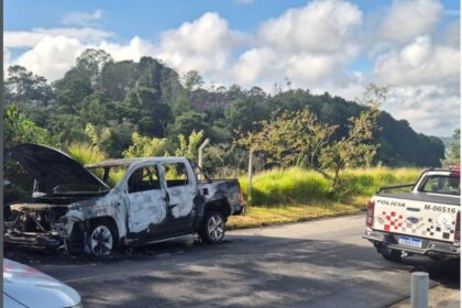 Carro pega fogo e mobiliza Corpo de Bombeiros em São Bernardo