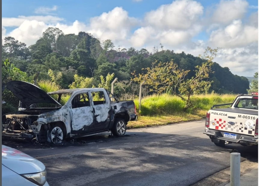Carro pega fogo e mobiliza Corpo de Bombeiros em São Bernardo