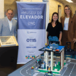 Alvaro Netto, diretor-geral e Aline Cyrillo, gerente de comunicação da Otis do Brasil ao lado de Bianca Gama Pena, idealizadora e curadora do projeto eMuseu do Elevador