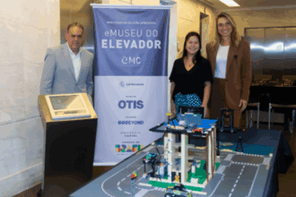 Alvaro Netto, diretor-geral e Aline Cyrillo, gerente de comunicação da Otis do Brasil ao lado de Bianca Gama Pena, idealizadora e curadora do projeto eMuseu do Elevador
