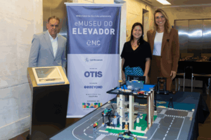 Alvaro Netto, diretor-geral e Aline Cyrillo, gerente de comunicação da Otis do Brasil ao lado de Bianca Gama Pena, idealizadora e curadora do projeto eMuseu do Elevador