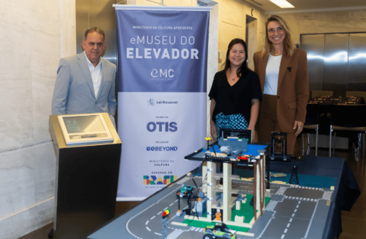 Alvaro Netto, diretor-geral e Aline Cyrillo, gerente de comunicação da Otis do Brasil ao lado de Bianca Gama Pena, idealizadora e curadora do projeto eMuseu do Elevador