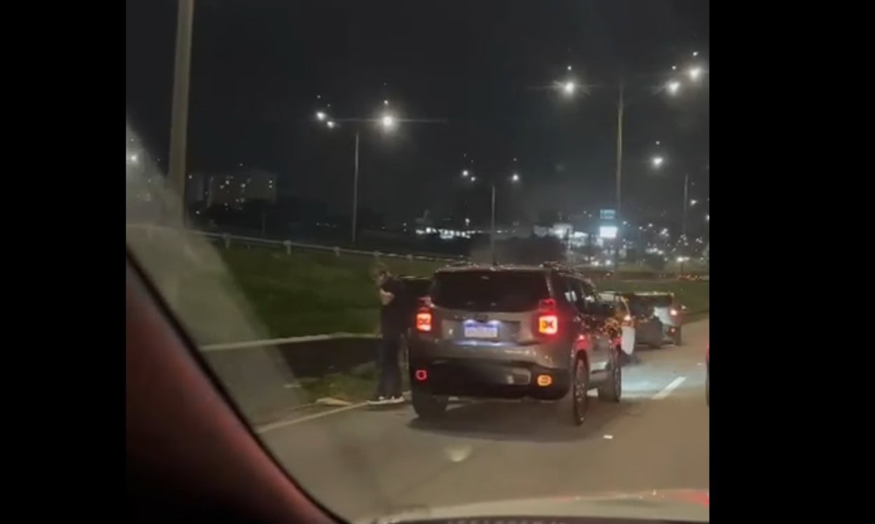 Engavetamento com seis veículos trava o trânsito na Via Anchieta, em São Bernardo