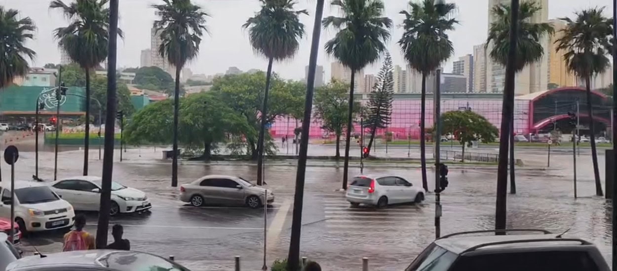 Temporal em São Paulo: Córregos transbordam e carros boiam na Zona Sul