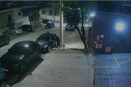 Veículo é furtado em São Bernardo e vídeo mostra criminoso quebrando vidro.