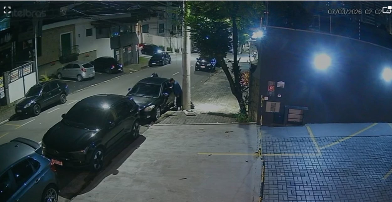 Veículo é furtado em São Bernardo e vídeo mostra criminoso quebrando vidro. 