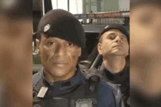 Guarda “estátua”: postura de agente em entrevista viraliza nas redes sociais