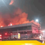 Incêndio de grandes proporções destrói distribuidora de tintas em Diadema