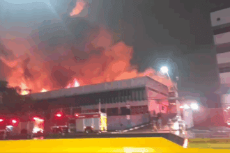 Incêndio de grandes proporções destrói distribuidora de tintas em Diadema