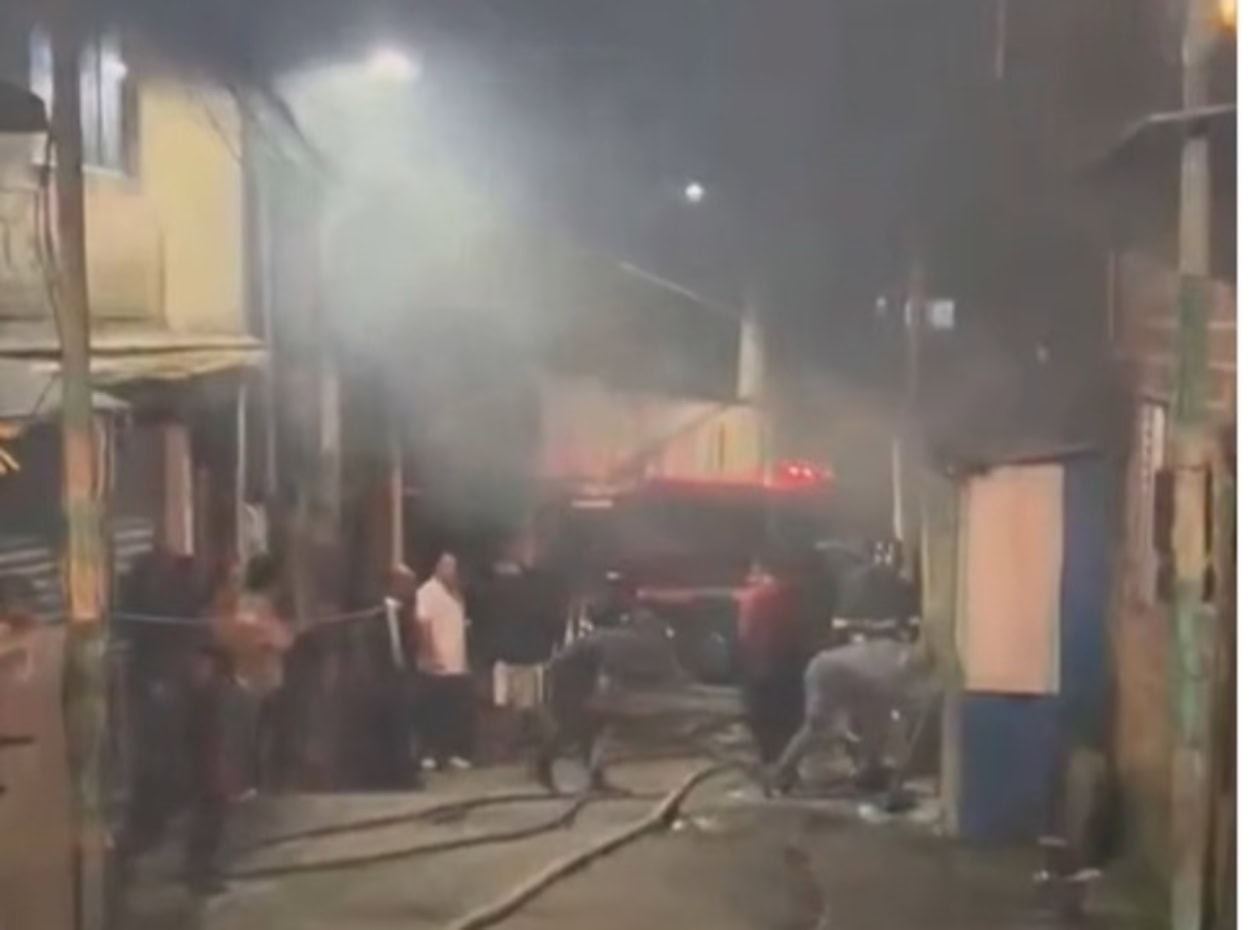 Incêndio mobiliza Corpo de Bombeiros no bairro Ferrazópolis em São Bernardo