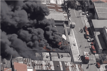 Incêndio de grandes proporções destrói loja de tintas em Santo André