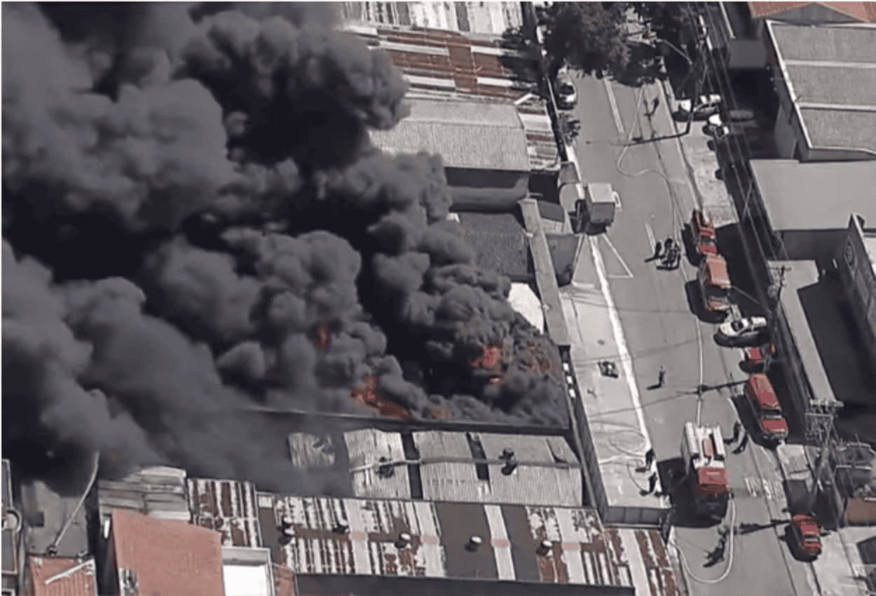 Incêndio de grandes proporções destrói loja de tintas em Santo André