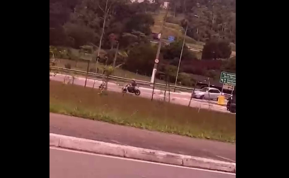 Moto é roubada durante ação de criminosos próximo ao Outlet Dos Imigrantes
