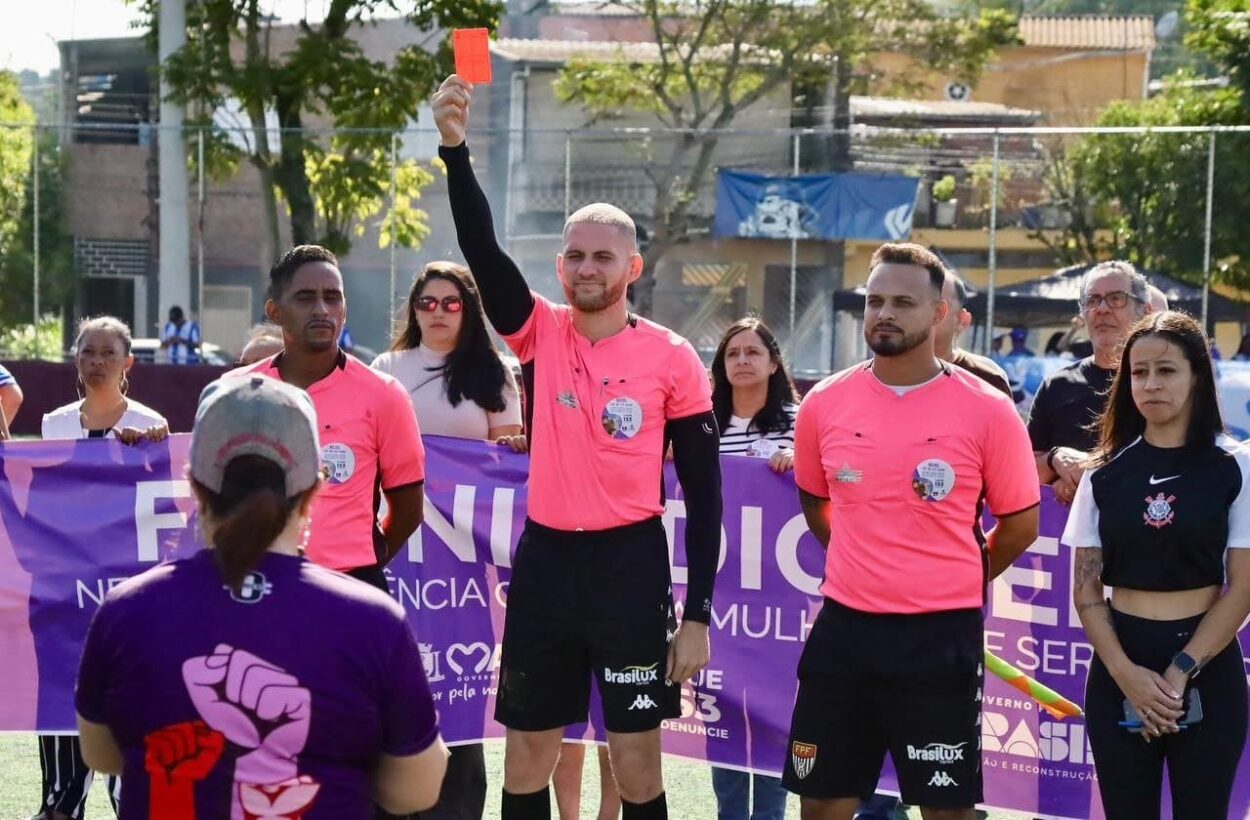 Combate ao feminicídio em campo: campanha chega ao futebol de várzea em Mauá