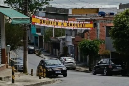 Faixas "proíbem" manobras perigosas em bairro de SBC após falecimento  de pedestre