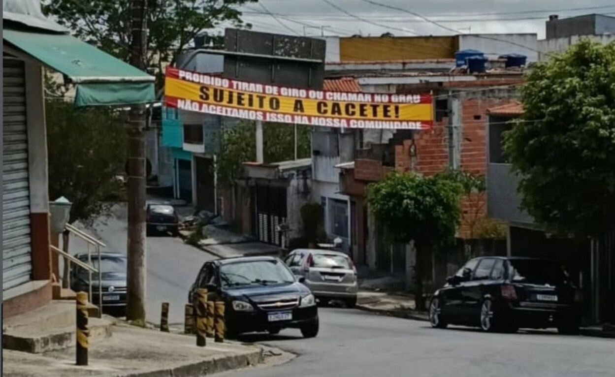 Faixas "proíbem" manobras perigosas em bairro de SBC após falecimento de pedestre
