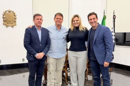 Carla e Orlando Morando se reúnem com o governador Tarcísio de Freitas no Palácio dos Bandeirantes