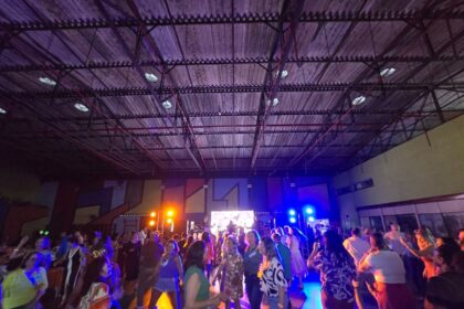 Luau da Melhor Idade leva clima havaiano e passinhos flashback ao CTT João Netto em Ribeirão Pires