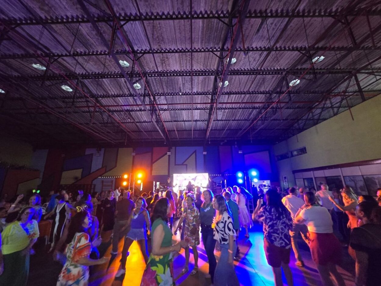 Luau da Melhor Idade leva clima havaiano e passinhos flashback ao CTT João Netto em Ribeirão Pires