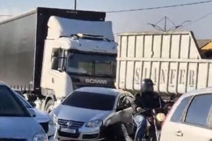Engavetamento com quatro veículos prejudica trânsito na Rodovia Anchieta no KM 16 nesta sexta-feira