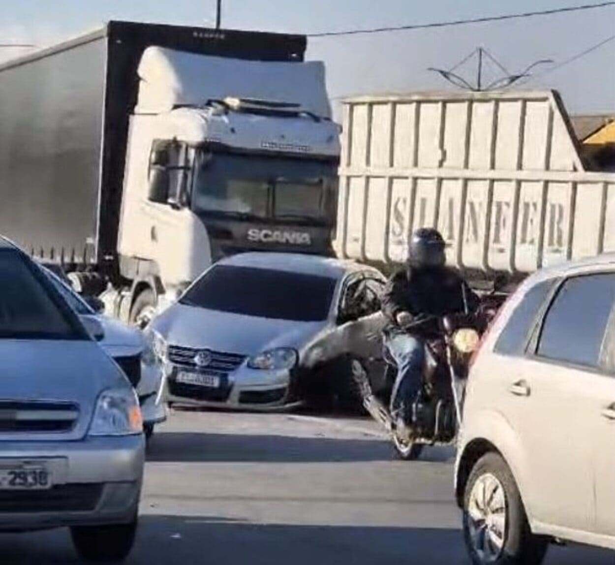 Engavetamento com quatro veículos prejudica trânsito na Rodovia Anchieta no KM 16 nesta sexta-feira