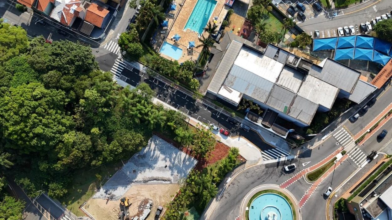 Além de ser um pedido de moradores do bairro e frequentadores do Parque Espaço Verde Chico Mendes, a reabertura devolveu o fluxo viário