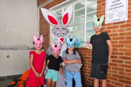 Páscoa começa mais doce com entrega de chocolates às famílias atendidas pelos CRAS