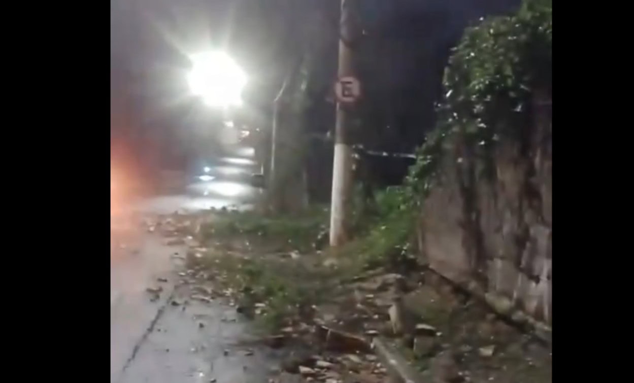 Muro desaba e compromete trecho da Estrada Galvão Bueno em São Bernardo