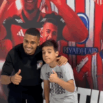 Samuel Lino entrega uniformes e anuncia início de treinos em seu instituto em São Bernardo