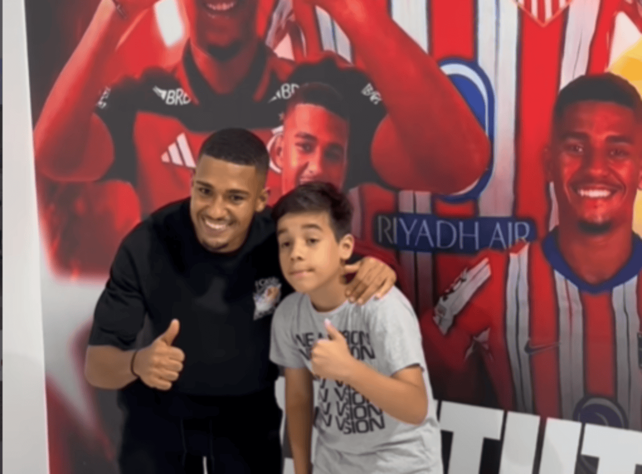 Samuel Lino entrega uniformes e anuncia início de treinos em seu instituto em São Bernardo