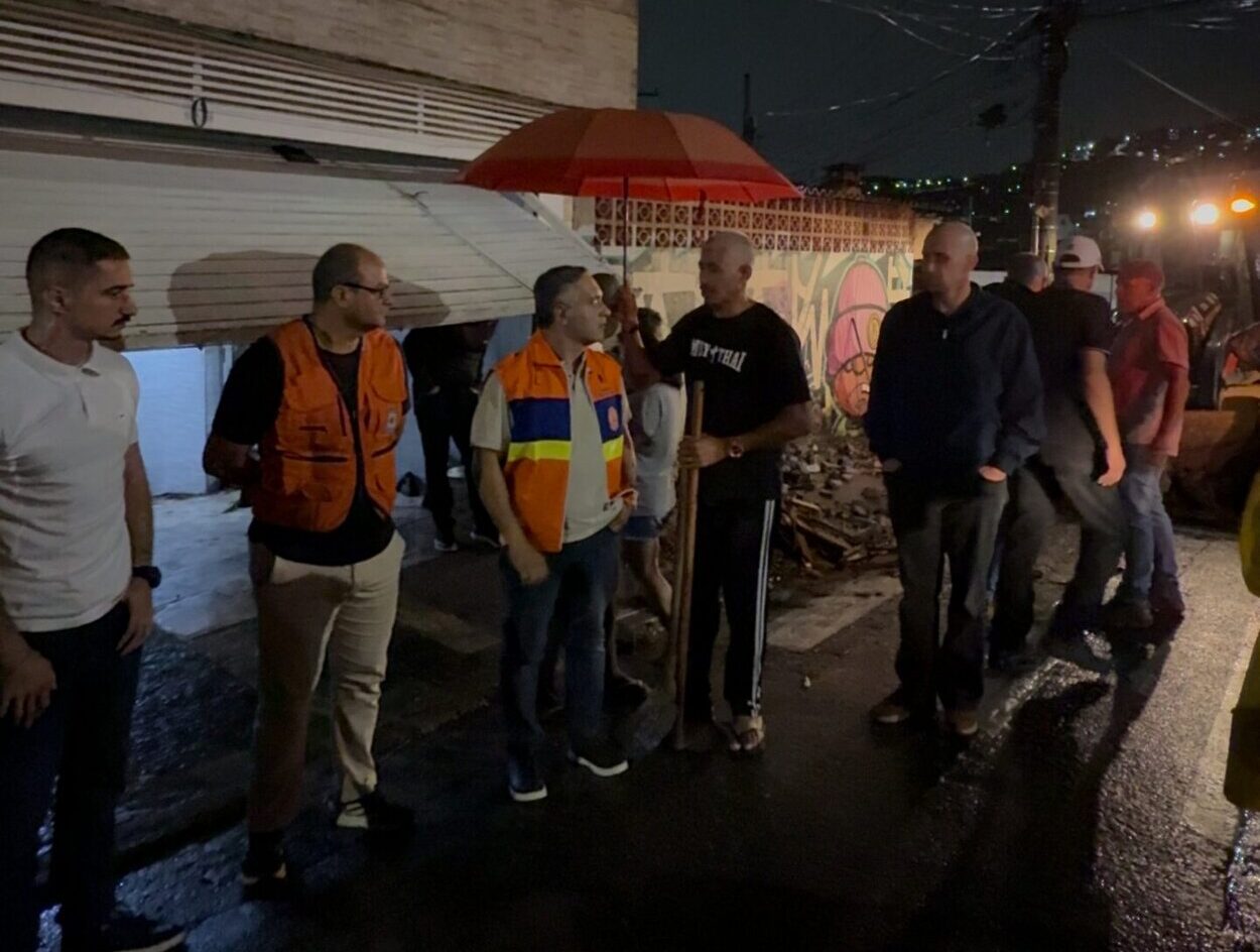 Prefeito Marcelo Lima acompanha serviços de limpeza após chuva intensa em São Bernardo. 