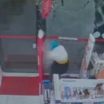 Vídeo mostra confronto entre indivíduo e PM durante roubo a farmácia em SP