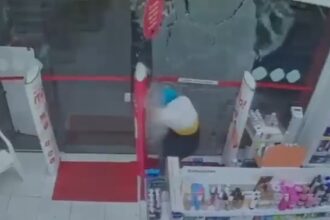 Vídeo mostra confronto entre indivíduo e PM durante roubo a farmácia em SP