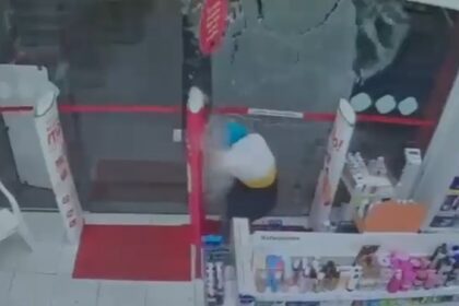 Vídeo mostra confronto entre indivíduo e PM durante roubo a farmácia em SP