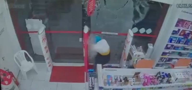 Vídeo mostra confronto entre indivíduo e PM durante roubo a farmácia em SP