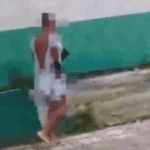Homem vestindo avental hospitalar é visto na Faria Lima, em São Bernardo
