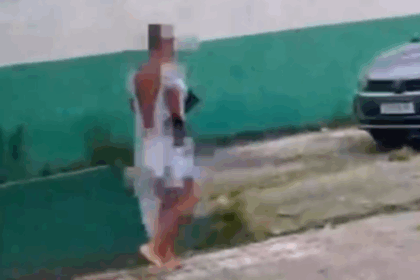 Homem vestindo avental hospitalar é visto na Faria Lima, em São Bernardo