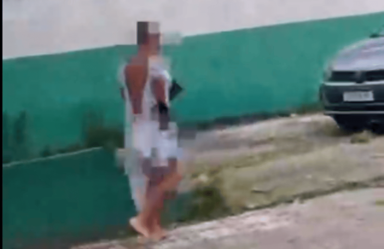 Homem vestindo avental hospitalar é visto na Faria Lima, em São Bernardo