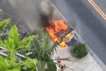 Veículo pega fogo e assusta moradores na Rua dos Vianas, em São Bernardo