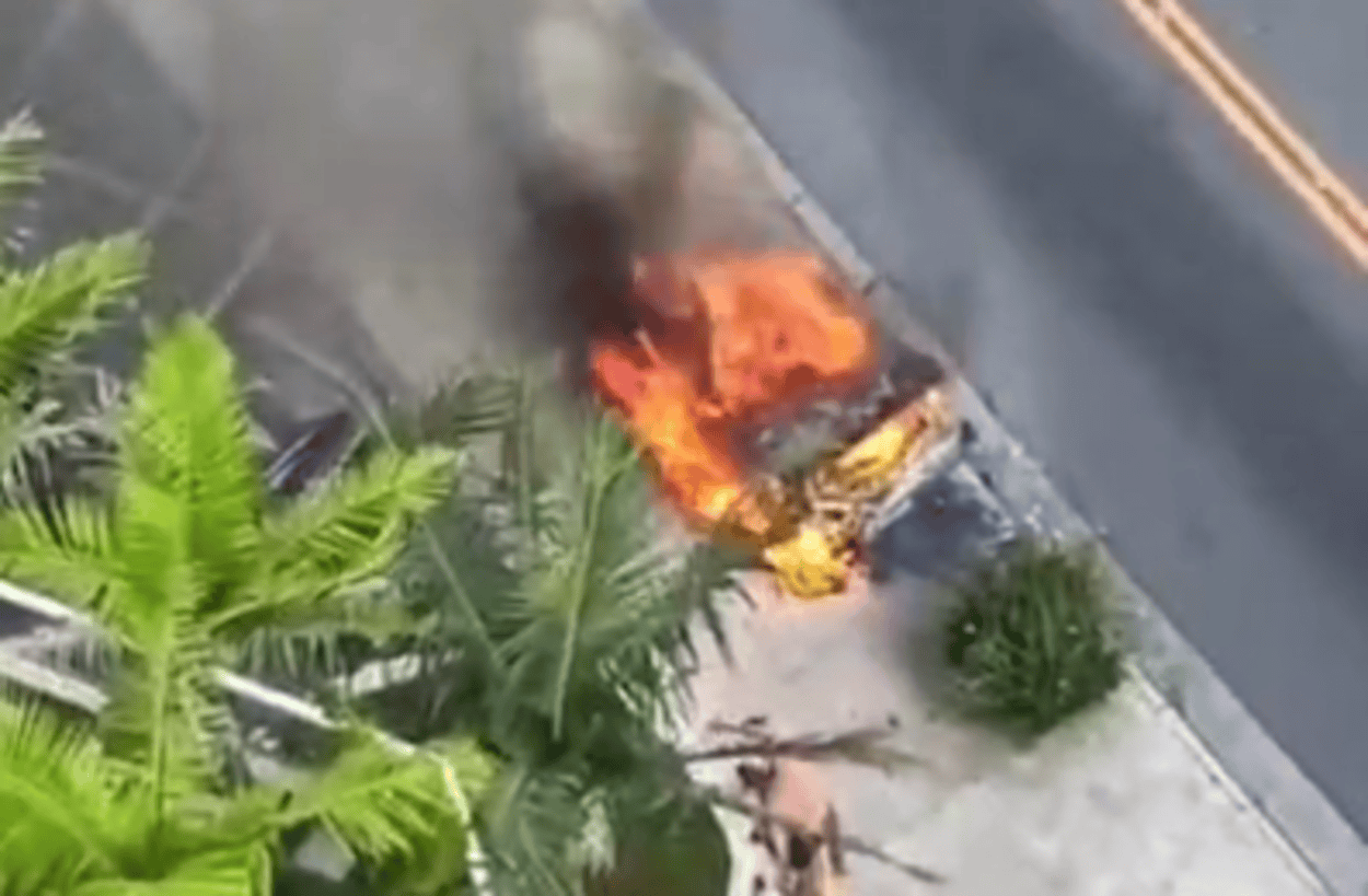 Veículo pega fogo e assusta moradores na Rua dos Vianas, em São Bernardo